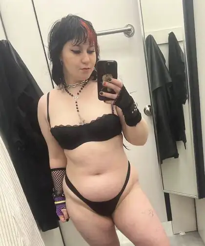 Full uncensored photo of mirandahmarievip from a recent leak (image 5)