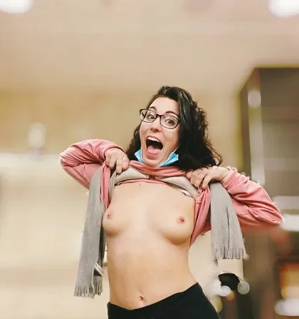 Full uncensored photo of its.mia.moon from a recent leak (image 10)