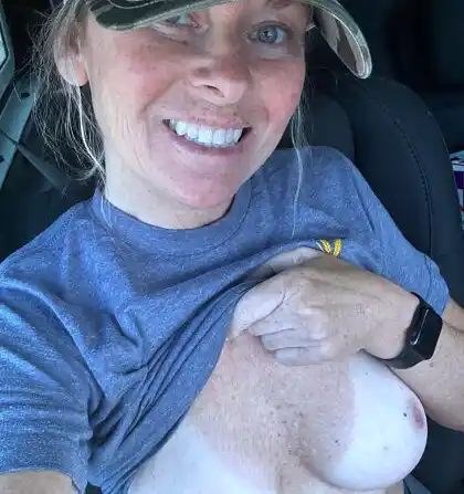 Full uncensored photo of ari from a recent leak (image 15)